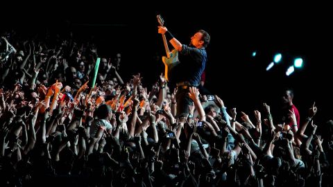 Bruce Springsteen elige Gijón para vestir su indignación de rock and roll