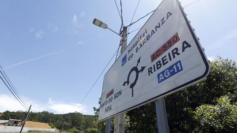 Os expertos non tiveron dúbidas sobre a orixe de Ribeira con bé, que vén da forma latina «riparia» e que ten a súa coincidencia no léxico coa ribeira dun mar ou río