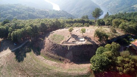 Los trabajos arqueolgicos realizados el pasado verano en el castro de Arxeriz, en O Saviao, han puesto al descubierto estructuras que hace un ao no se podan percibir