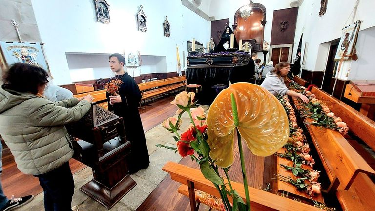 Las flores de los tronos de la Cofradía de las Angustias, protagonistas, desde hace 70 años, de uno de los ritos más hermosos y menos conocidos de la Semana Santa de Ferrol