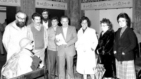 Xess Alonso Montero, no centro, nunha conferencia no Saln Rexio do Crculo das Artes en 1983. Con el, de p, aparecen o xornalista Juan Soto (primeiro pola esquerda), o escritor Daro Xon Cabana (terceiro pola esquerda) e a mestra Enriqueta Otero (sentada). 