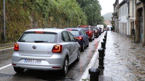 Nueva jornada de lluvia y atascos en Compostela, dado el elevado nmero de turistas que por los chubascos se han desplazado a la capital gallega