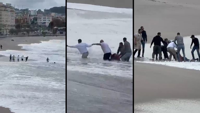 Una cadena humana rescata en A Coruña a una mujer arrastrada por las olas en la playa de Riazor