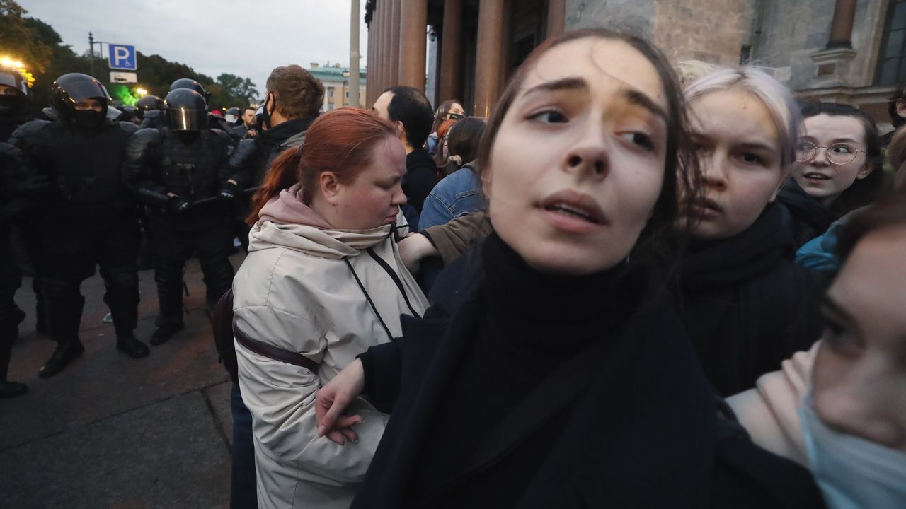 Agentes de policía rusos se preparan para detener a unos manifestantes en San Petersburgo.