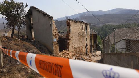 Casas quemadas en A Veiga de Cascallá, en Rubiá