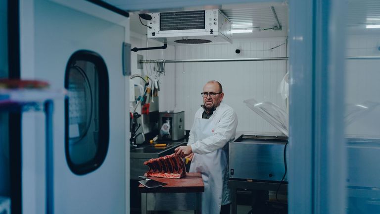 Juan Lage, ganadero con carnicería: «Vai ser imposible competir cos produtos de fóra, eu xa non quero nin que as miñas fillas queden ca explotación»