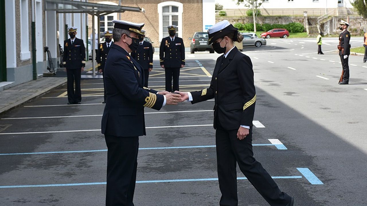 Las imgenes del acto de despedida del buque logstico australiano.Megasa, con foto de archivo