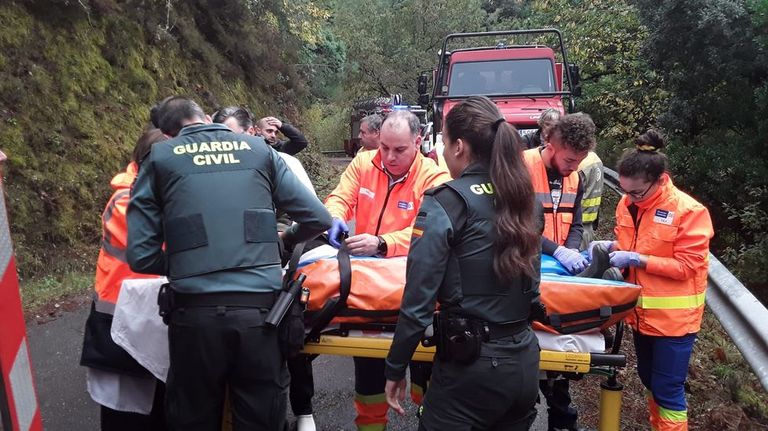 Herido en Chantada un bombero forestal al caer por un desnivel de 15 metros
