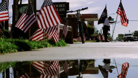 El miembro de la guardia de honor y veterano de la Guerra de Vietnam, David Carrasco, ante el monumento improvisado frente a la funeraria donde descansa el cuerpo del senador estadounidense fallecido John McCain en Phoenix, Arizona