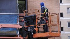 Trabajadores reparan una fachada en Oviedo