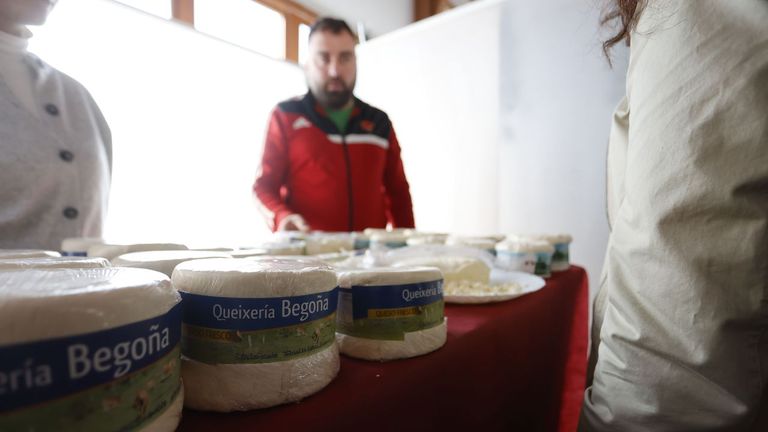 Lleno en la Feira do Queixo do Cebreiro: <span lang="gl">«Penso que hai máis xente ca outros anos»</span>