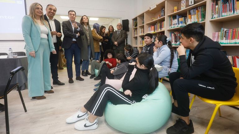 Presentan en Poio un programa piloto que busca evitar que el alumnado gitano abandone los estudios