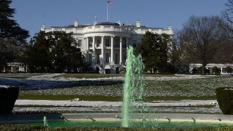 Las fuentes de la Casa Blanca tiieron su agua de verde en la vspera del da de San Patricio.