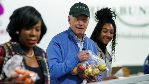 Biden, trabajando como voluntario en Philabundance, una organizacin de ayuda contra el hambre, en el  Da de Martin Luther King, el pasado lunes.