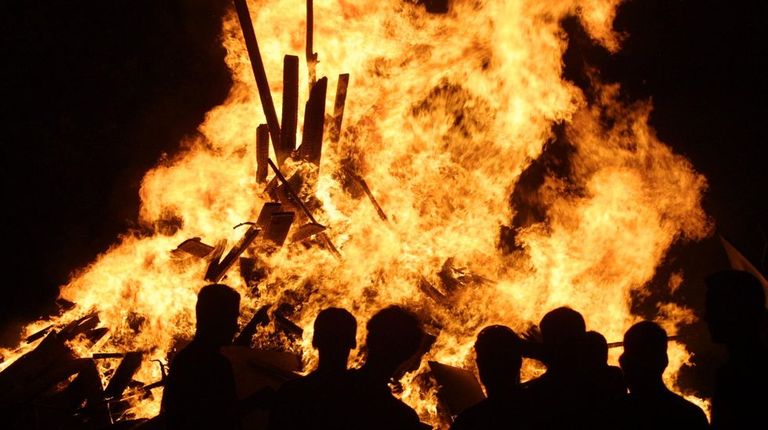 Una hoguera de la noche de san Xoán en la comarca de Pontevedra