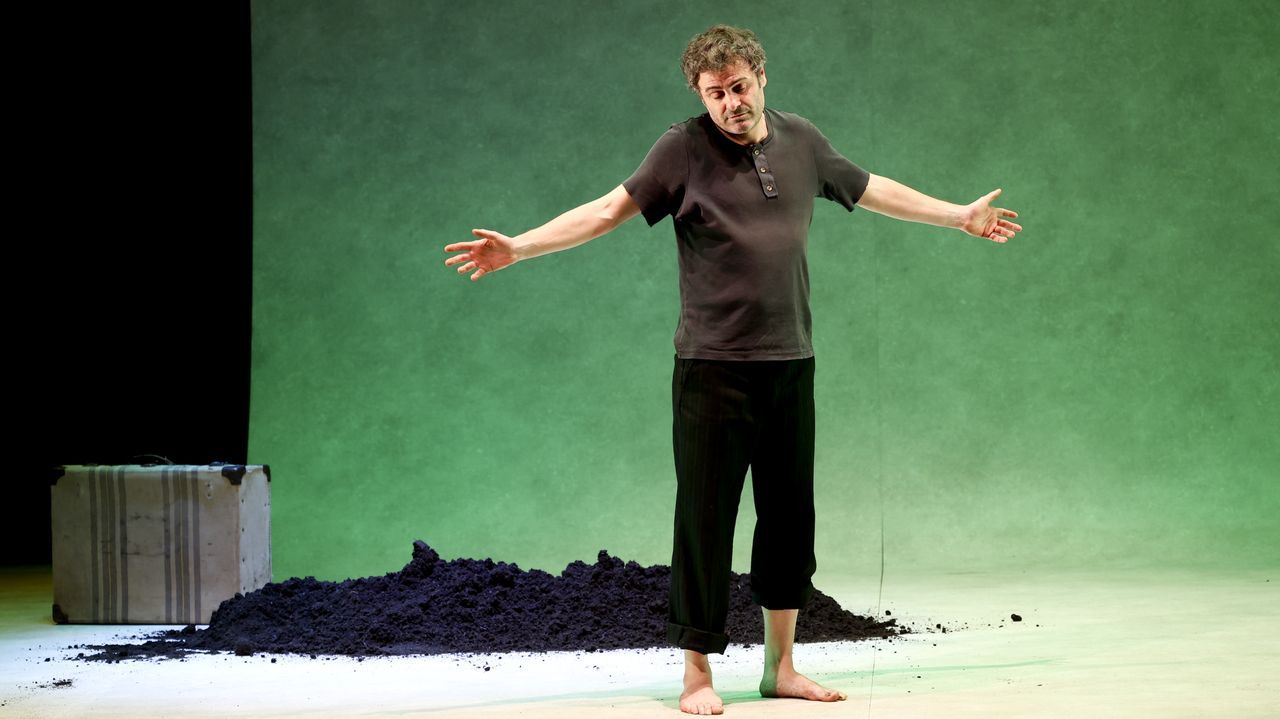 O actor X�lio Abonjo, caracterizado como Balbino, este m�rcores no �ltimo ensaio de �Memorias dun neno labrego� antes da estrea do espect�culo, que espertou grande expectaci�n entre o p�blico.