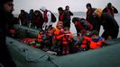 Un grupo de más de 40 migrantes, entre ellos varios niños, suben a un bote hinchable, en una playa de la localidad francesa de Wimereux.