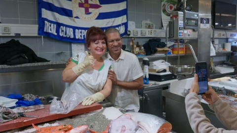 Momento de Puro Djalminha en el que el brasileo visit el mercado de la plaza de Lugo