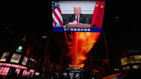 La cadena de televisin china CCTV retransmiti la cumbre virtual entre Biden y Xi.