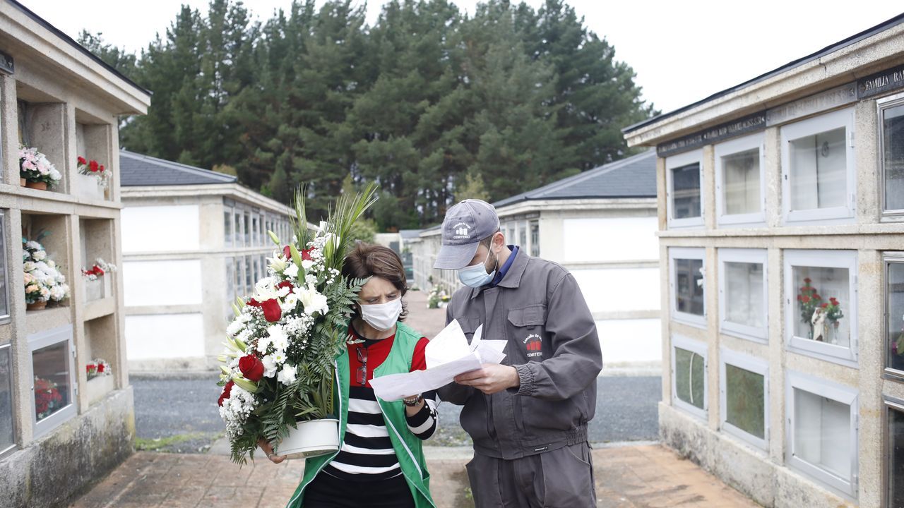 Detenido un vecino de Sarria tras una espectacular persecucin por las calles de la villa.Las floristeras estn llevando los centros a los propios panteones