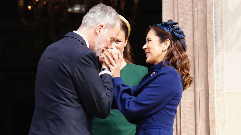 Felipe VI acude por sorpresa y en solitario a la confirmación de Vincent y Josephine de Dinamarca