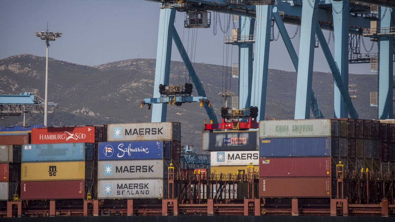 Obras del ascensor paralizadas en la Avenida de las Conchi�as en A Coru�a.Una pintada, en el mismo punto de la playa de Coira en el que la pandilla de amigos de los ocupantes del kayak se juntaban siempre, recuerda a Miguel Quan y a Javier Hurtado