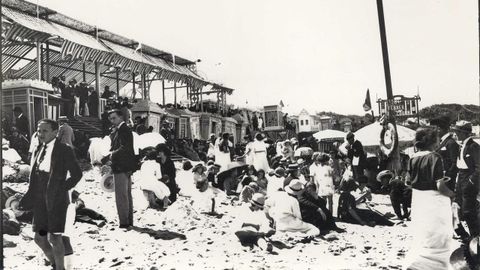 Una estampa de la playa de Riazor, a principios del siglo XX