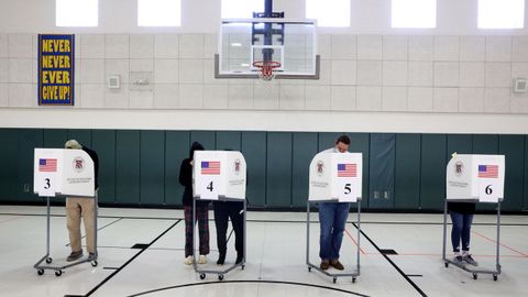 Los votantes ejercen su derecho al voto en Virginia