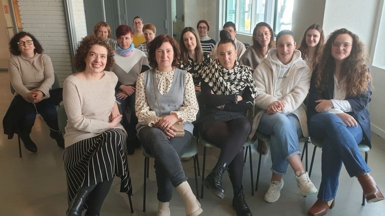 Las asistentes al curso de ayer (la primera por la izquierda en la primera fila es la monitora) intercambiaron puntos de vista y recibieron formación.