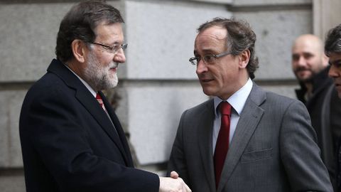 El presidente del Gobierno saluda al ministro de Sanidad a su llegada al Congreso de los Diputados para asistir a la sesión de control al Ejecutivo