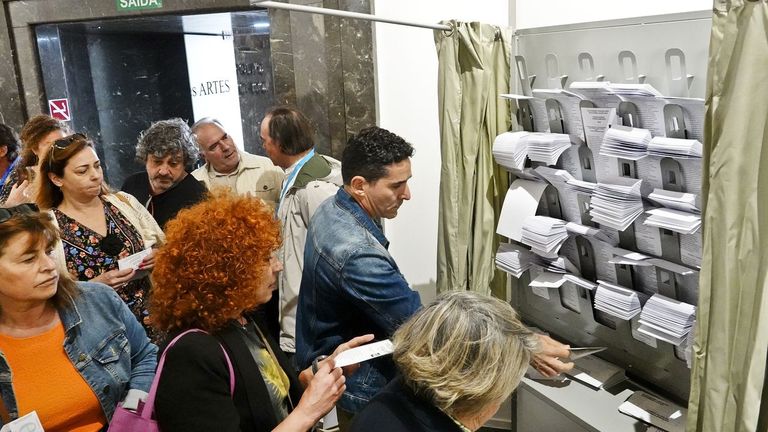 Electores en un colegio de Vigo el 28M
