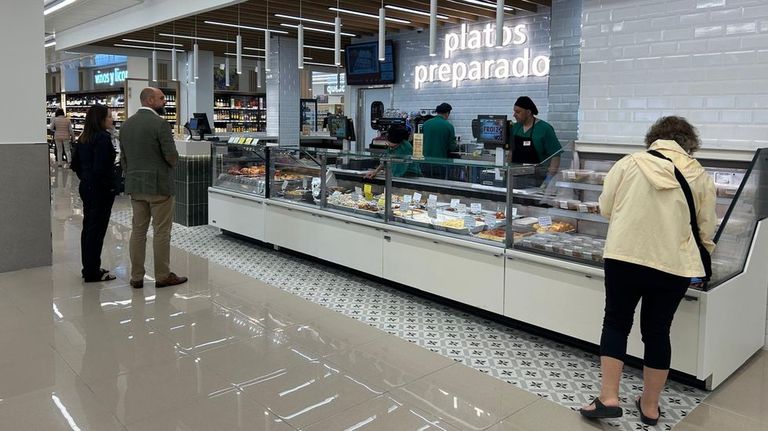 Froiz incluye platos preparados en su nuevo supermercado en Sanxenxo