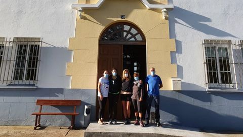 Peregrinos en la entrada del hospedaje habilitado en la antigua casa de oficios de Pontedeume