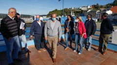 La presidenta de Portos y la alcaldesa de Viveiro, flanqueadas por dirigentes pesqueros de Celeiro y concejales, en el exterior de la cofrada de pescadores