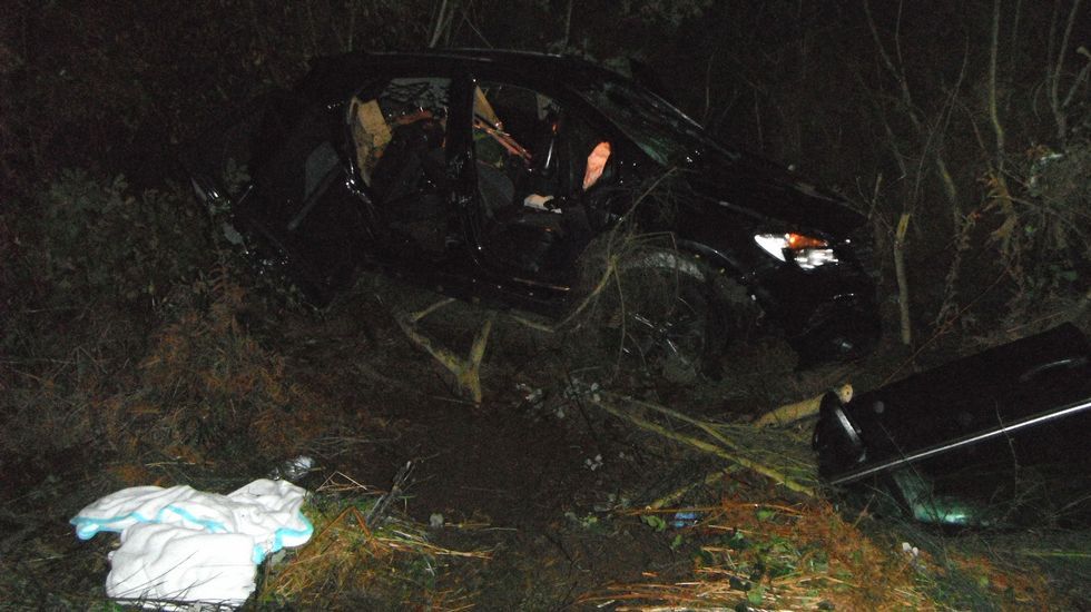 As� qued� el interior del coche accidentado tras caer por el terrapl�n