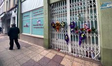 Flores, velas y carteles en la tienda que regentaba Cristina Cabo en Lugo, asesinada hace un año
