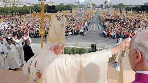 El papa Benedicto XVI durante la celebración de una misa en la plaza de los inválidos en París