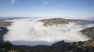 Niebla sobre el cañón del Sil, en un tramo regulado por el embalse de Santo Estevo