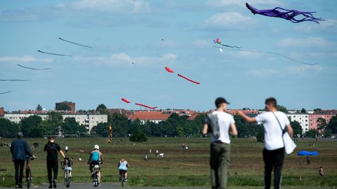 Numerosos aficionados hicieron volar ayer sus cometas en el parque Tempelhofer Feld, en Berln
