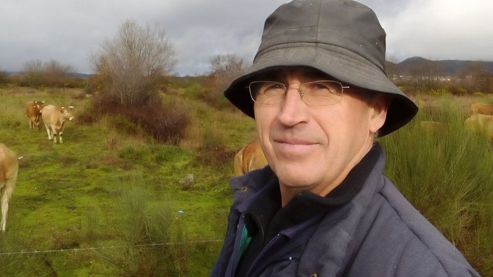 Samuel Formoso es ganadero en Vilar de Barrio