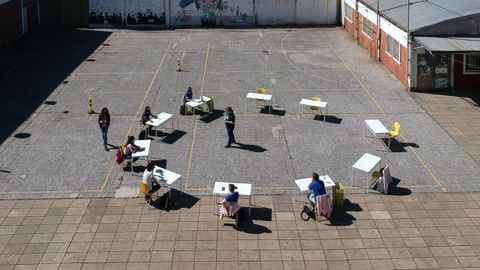 Un grupo de jvenes participa en actividades para recuperar el contacto en un centro de Buenos Aires a finales de octubre