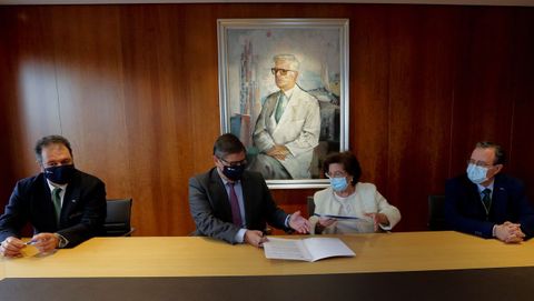 Momento de la firma del convenio para la Cátedra San Rafael con la UDC