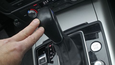Imagen de los mandos de un coche con cambio automtico