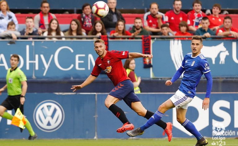 Javi Hernández trata de impedir el avance de Xisco