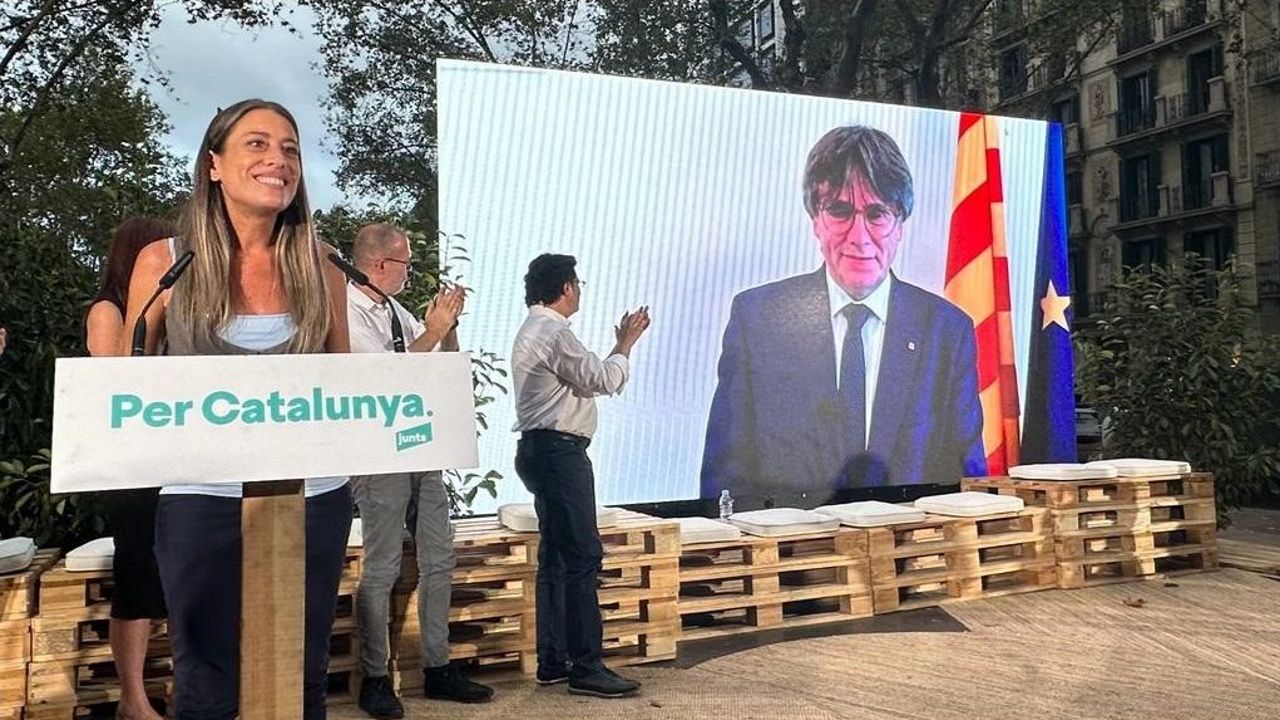 La diputada de Junts Mriam Nogueras en el cierre de campaa de las generales con una foto de Puigdemont detrs