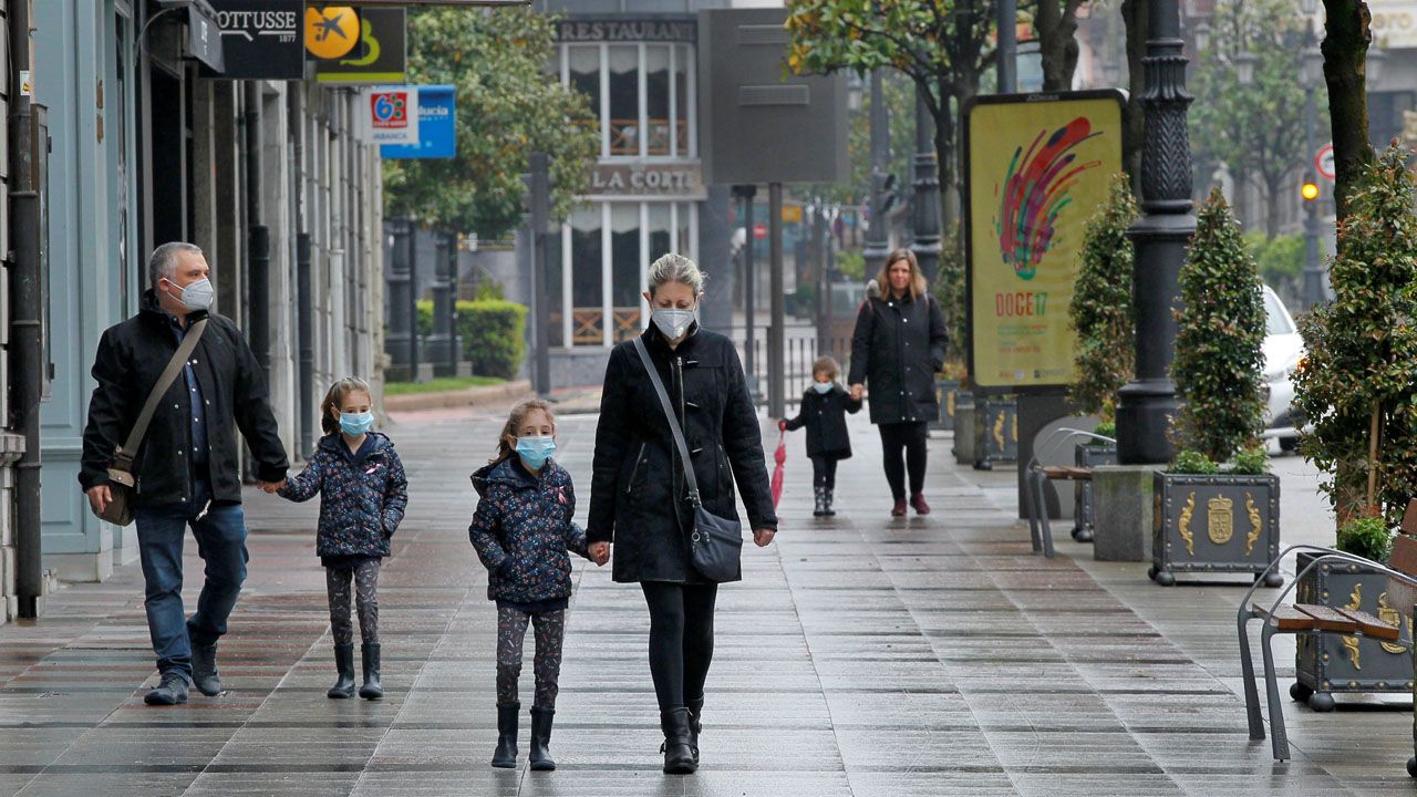 Estos son los disfraces que triunfan�durante el aplauso sanitario praviano.Ni�as paseando por la calle Ur�a, en Oviedo