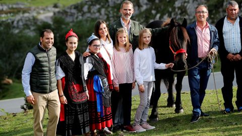 Los reyes Felipe (c) y Letizia (4i), la princesa Leonor (3d) y la infanta Sofa (5i) posan tras un recorrido con motivo de la celebracin del primer centenario del Parque Nacional de la Montaa de Covadonga -embrin del actual Parque de los Picos de Europa-