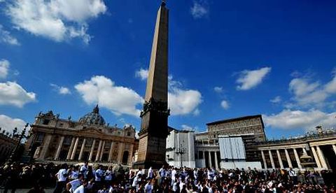 Los peregrinos acudieron ayer a la plaza de San Pedro, en el primer domingo sin el ngelus del papa.