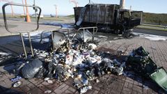 Contenedores y un camin quemado durante la huelga de basura del 2022 en A Corua.