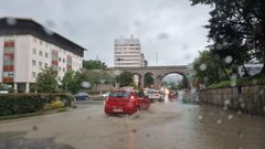 Zona del barrio de As Lagoas de Ourense, con una rotonda encharcada durante la tormenta.